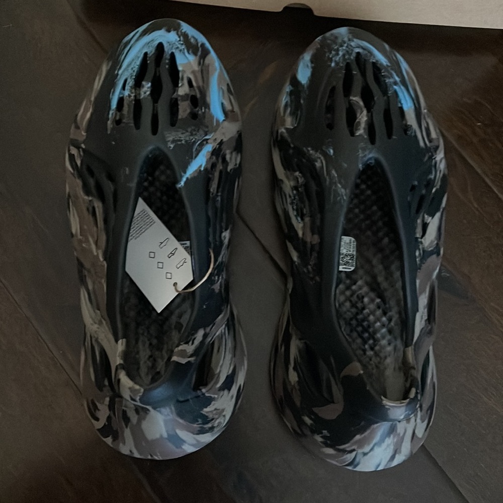 YEEZY RUNNER SIZE 10 - Picture 3 of 7